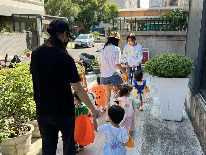 博士托嬰中心老師牽著幼童戶外活動,位於台中西屯